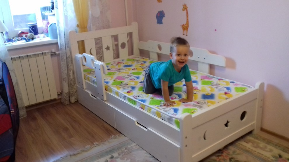 Обложка проекта: Детская белоснежная кроватка из массива дерева.