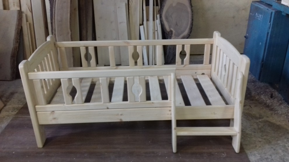 Детская кроватка из массива сосны.
