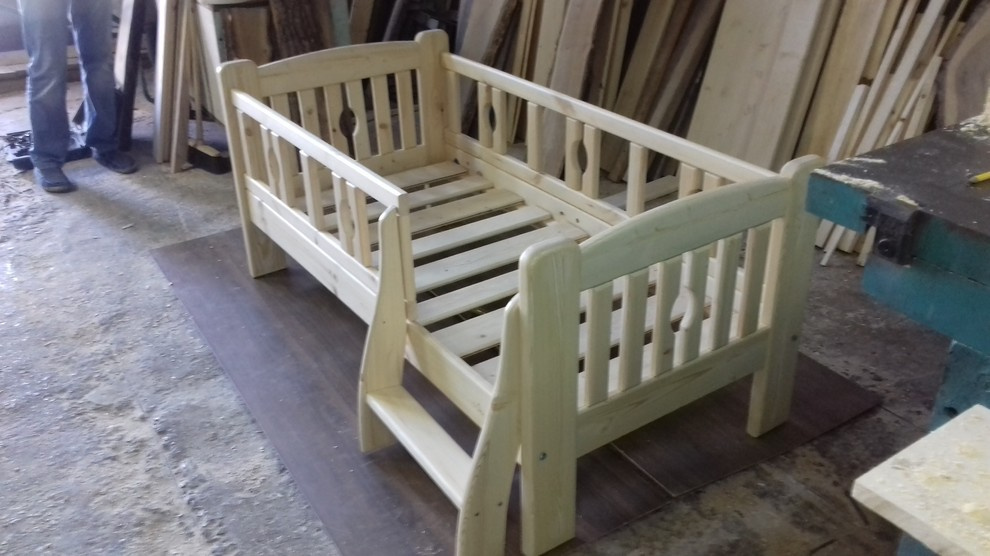 Обложка проекта: Детская кроватка из массива сосны.