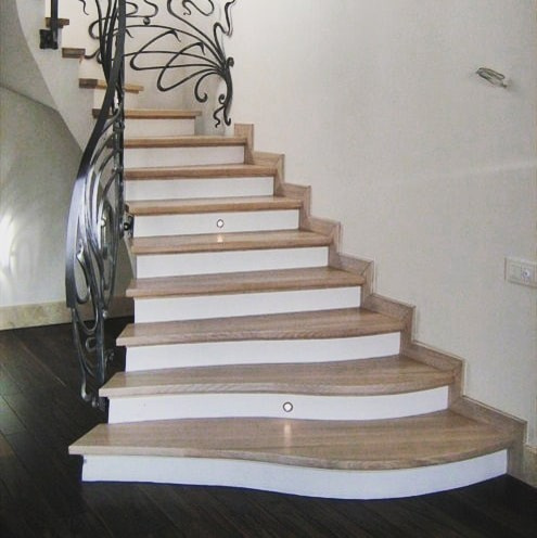 Лестница на бетонном основании