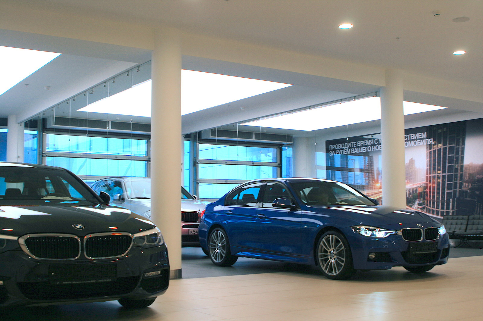 Светодиодное освещение в автосалоне BMW