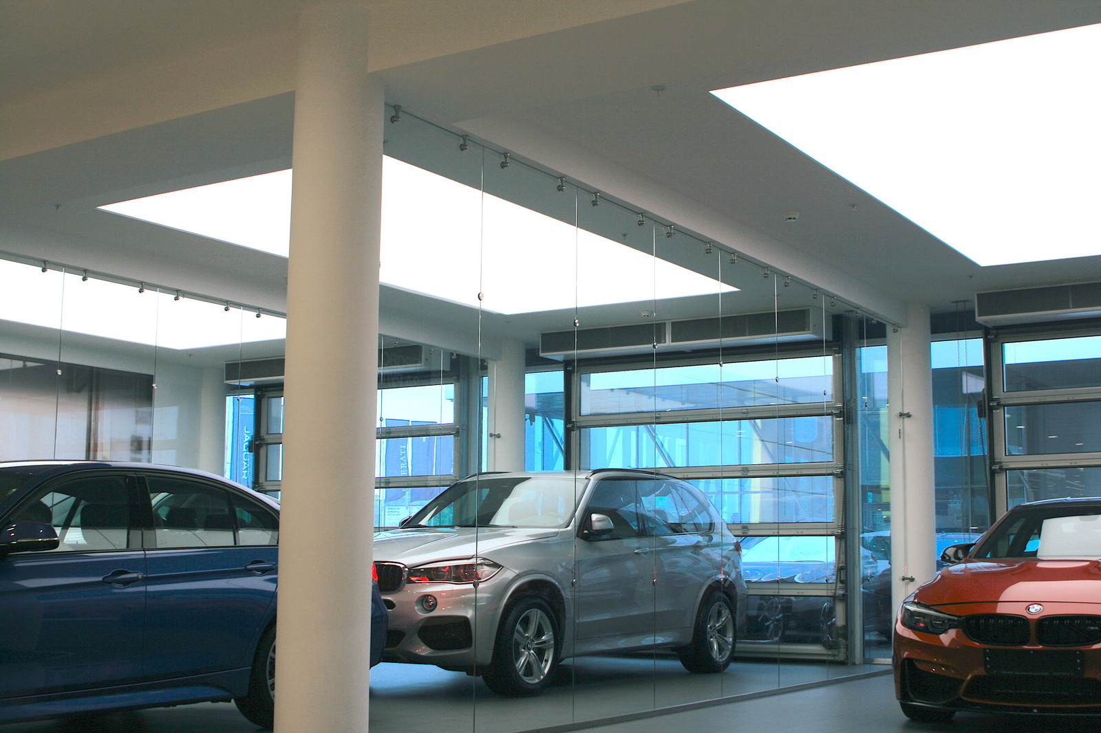 Светодиодное освещение в автосалоне BMW