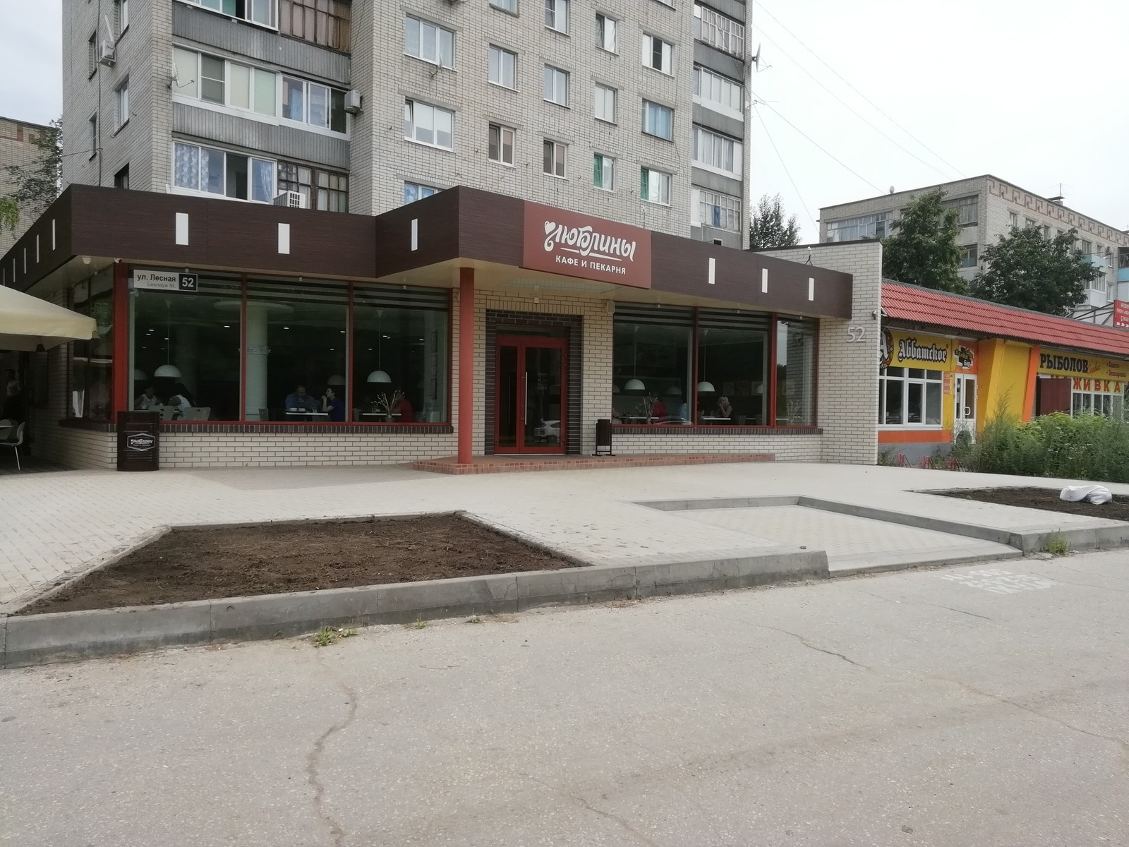 Укладка рулонного газона возле кафе-бистро ЛюБлины