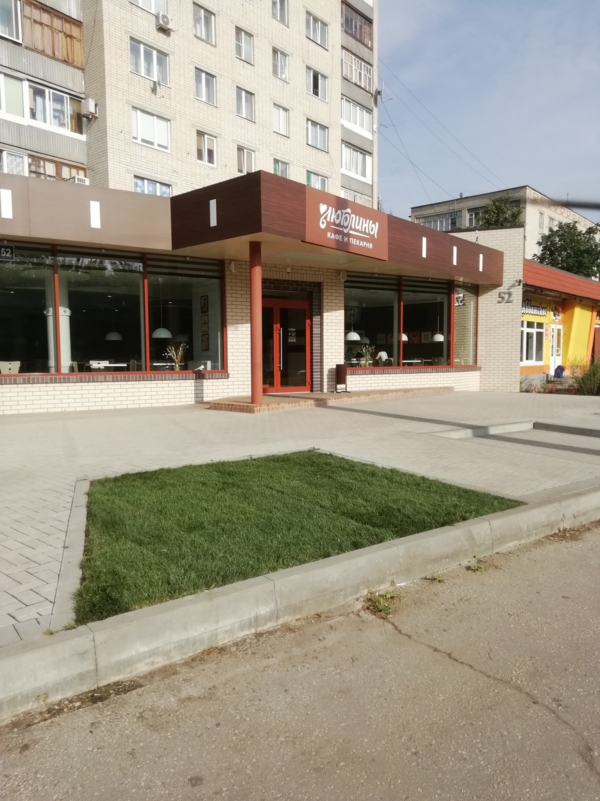 Укладка рулонного газона возле кафе-бистро ЛюБлины