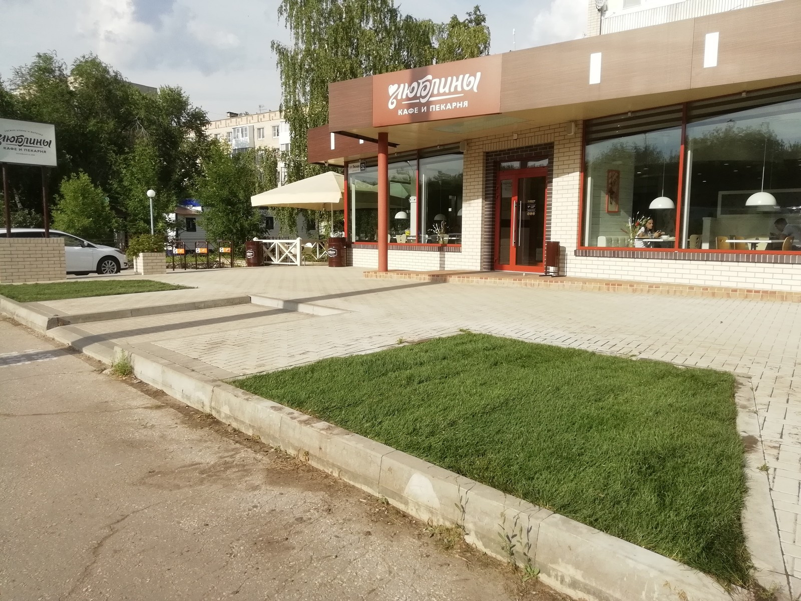 Укладка рулонного газона возле кафе-бистро ЛюБлины