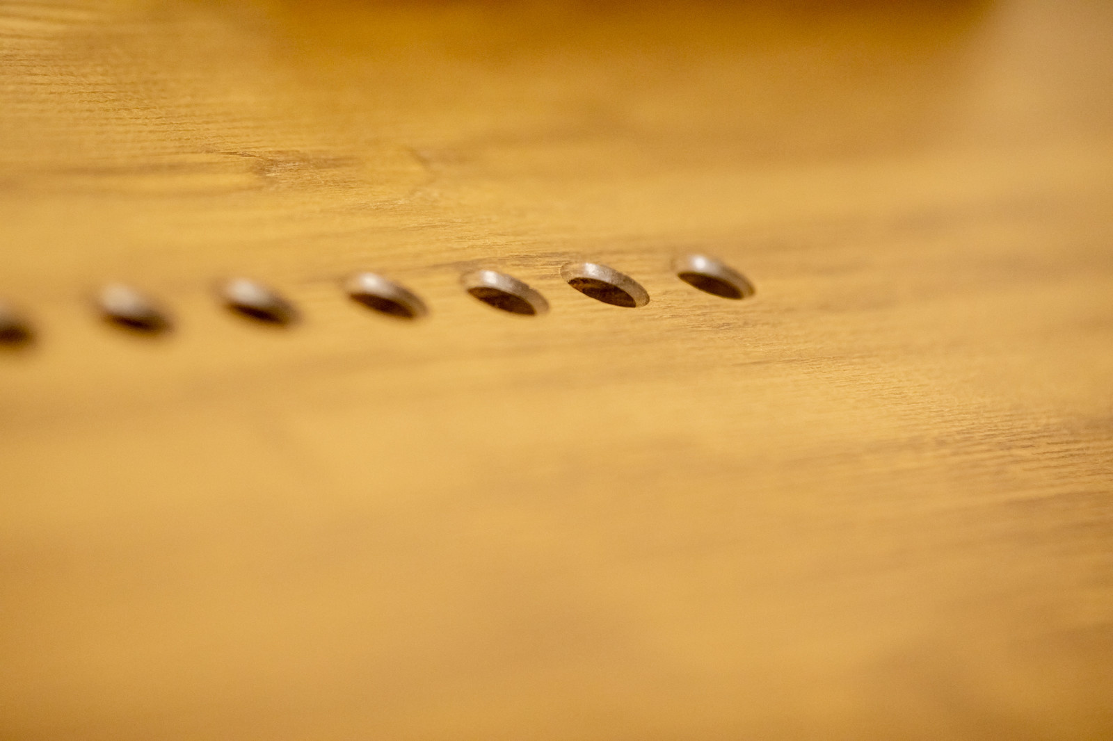 Рабочая зона: столешница-подоконник со знаком инь-ян