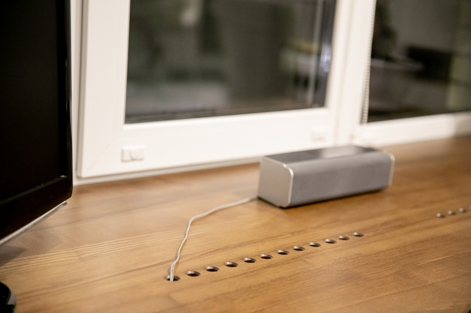 Рабочая зона: столешница-подоконник со знаком инь-ян