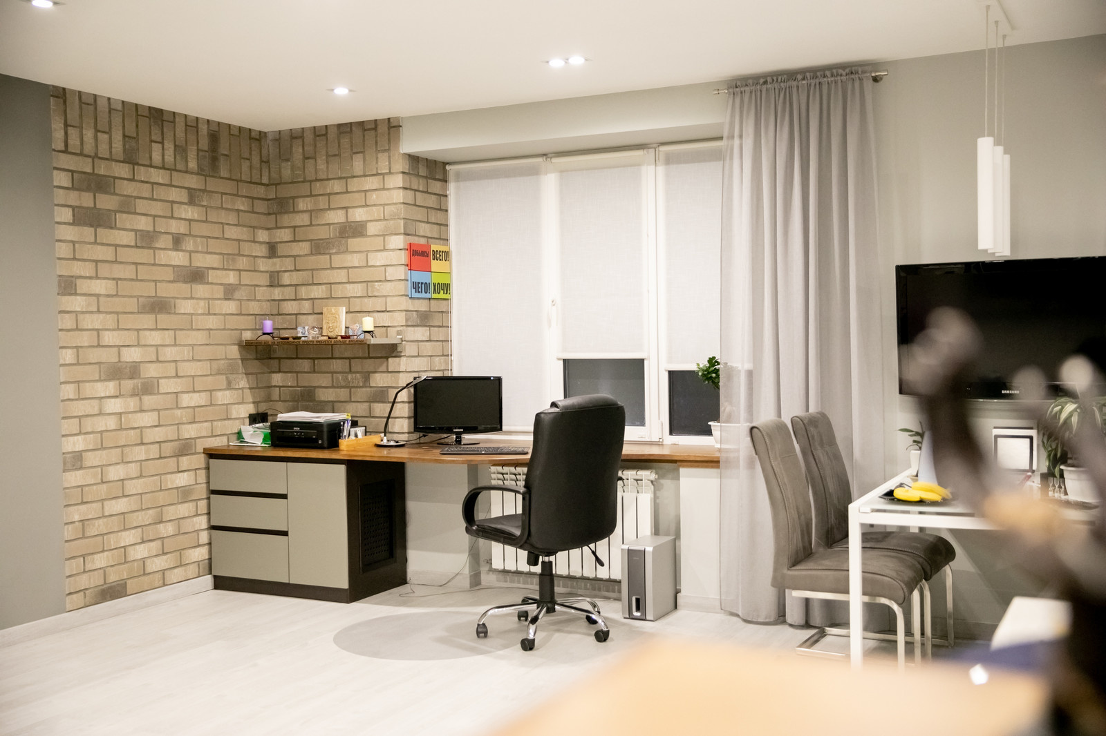 Рабочая зона: столешница-подоконник со знаком инь-ян