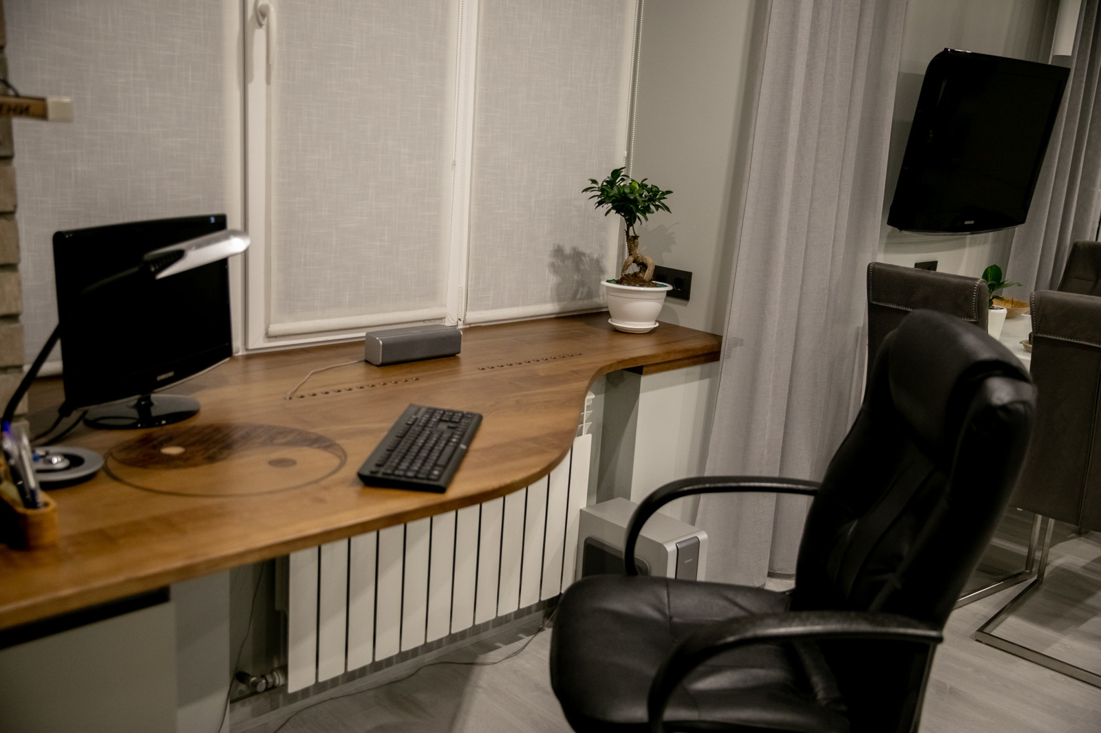 Рабочая зона: столешница-подоконник со знаком инь-ян