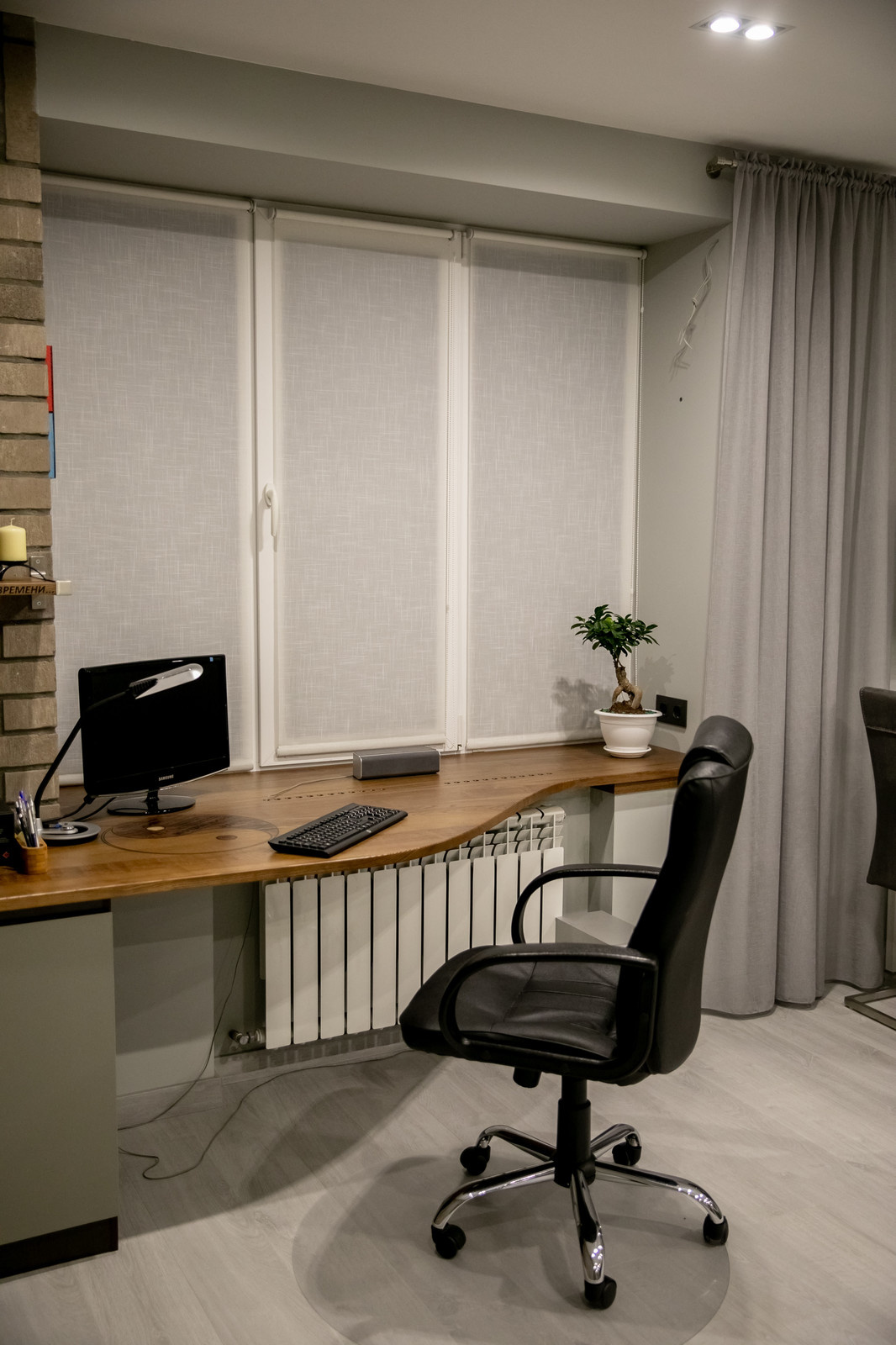 Рабочая зона: столешница-подоконник со знаком инь-ян