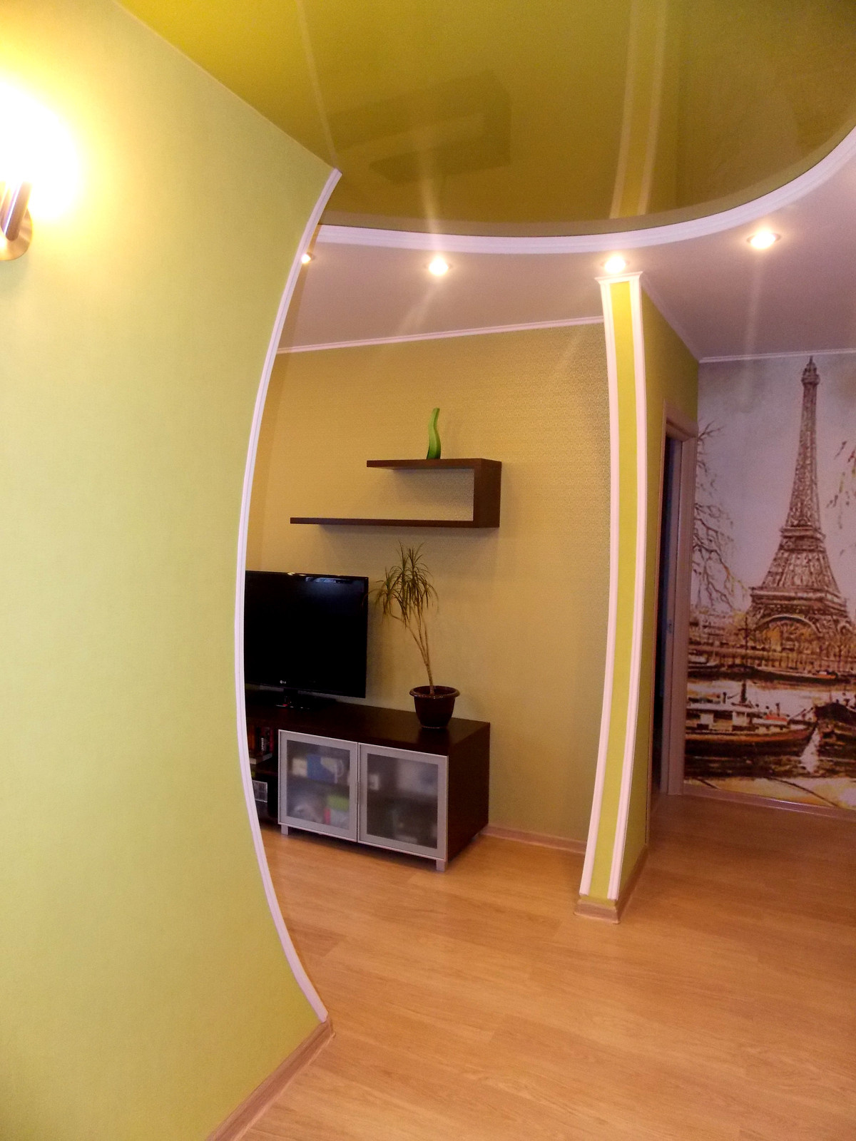 Вид из прихожей на гостинную