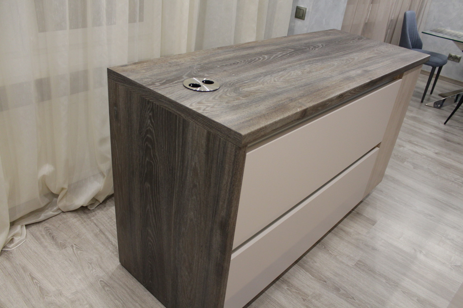 Белая матовая кухня с островом