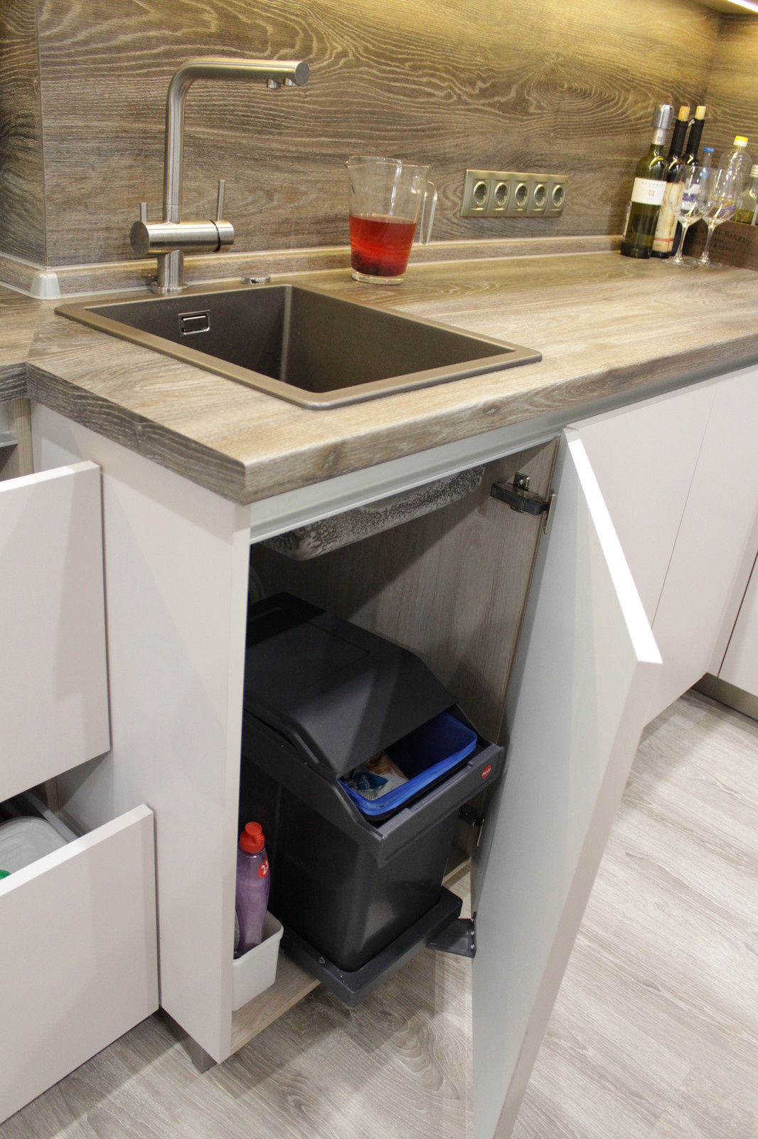 Белая матовая кухня с островом