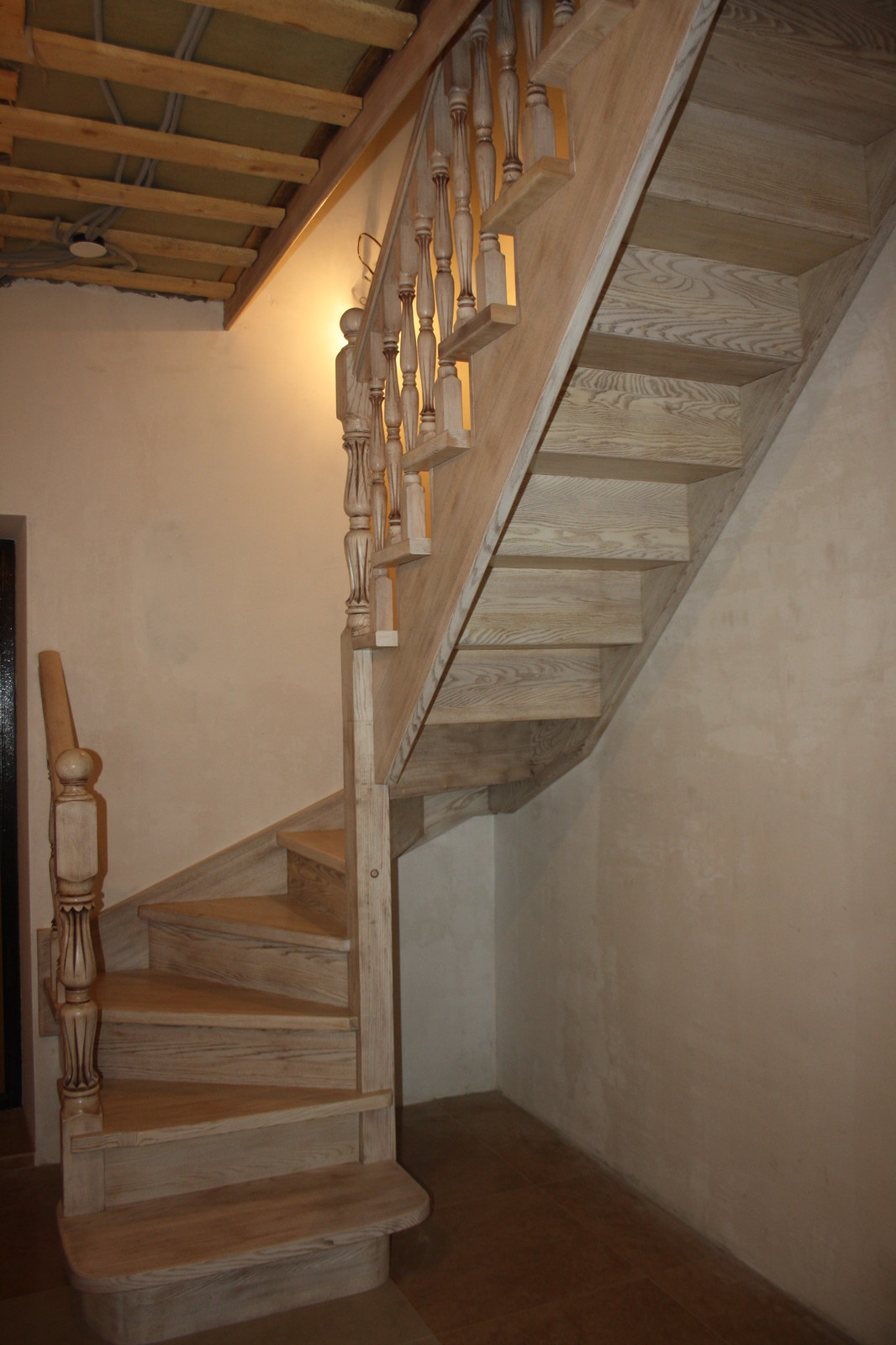 Ясеневая лестница с патинированием