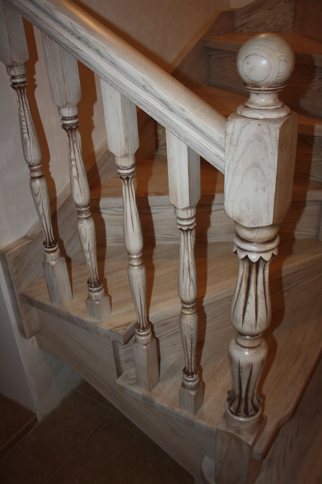 Ясеневая лестница с патинированием