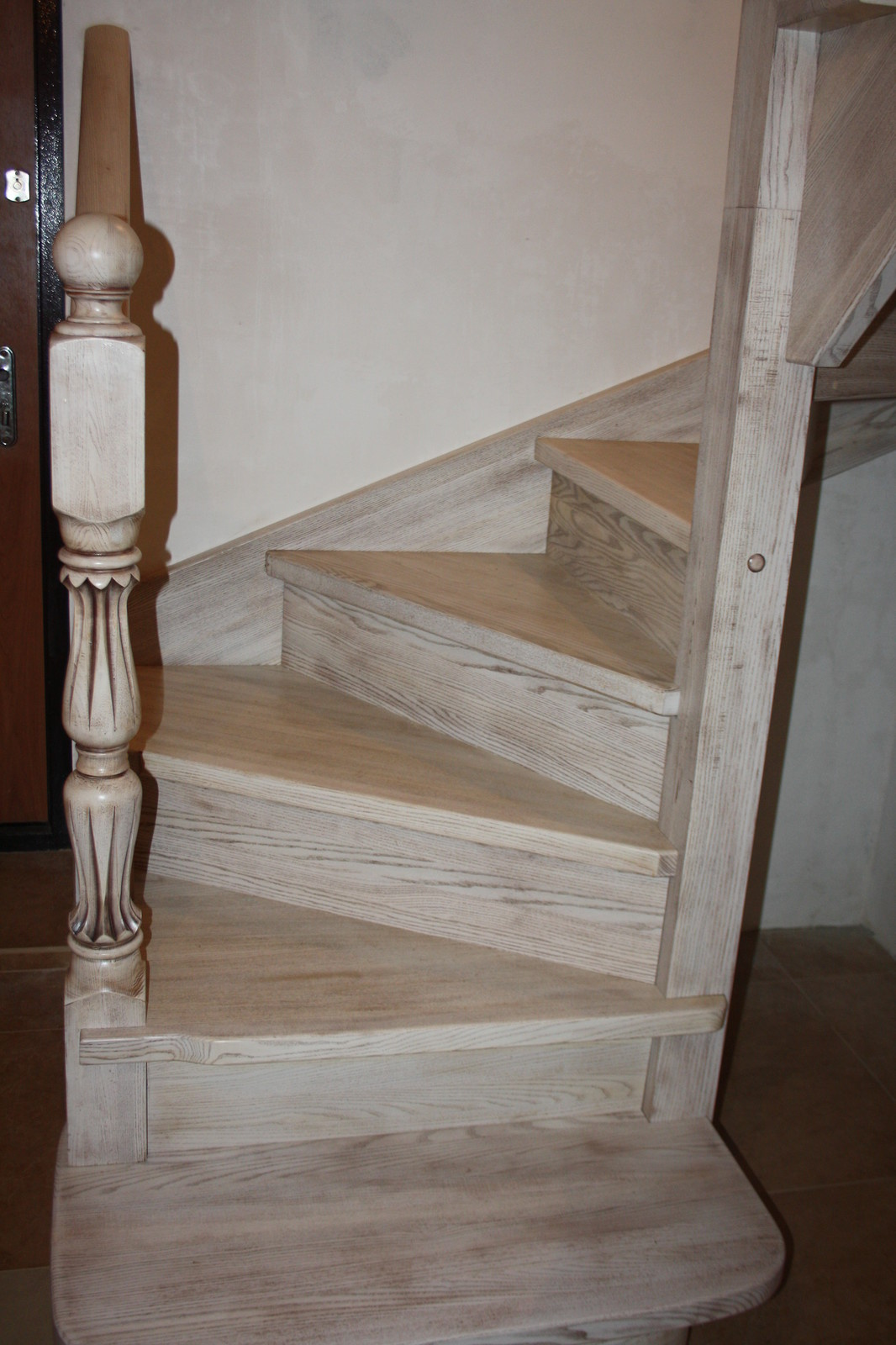 Ясеневая лестница с патинированием