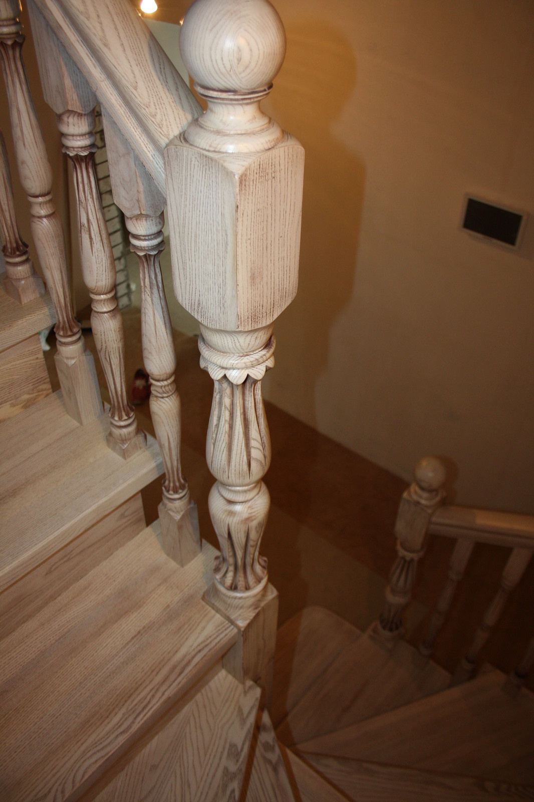 Ясеневая лестница с патинированием