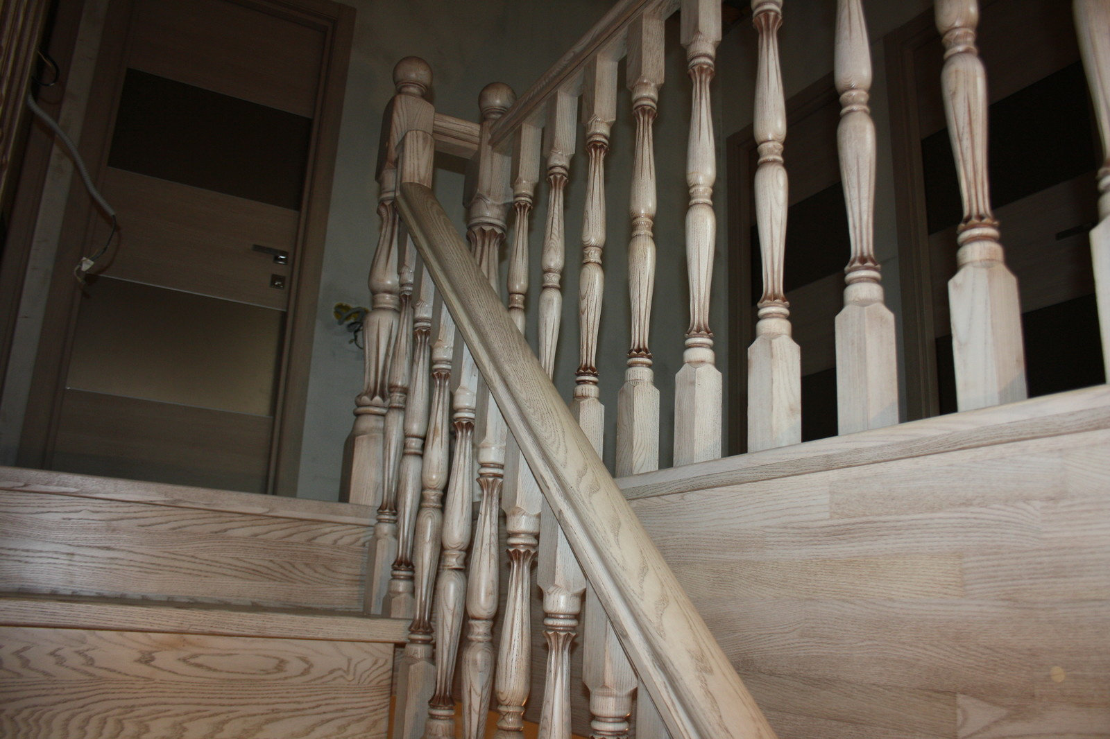 Ясеневая лестница с патинированием