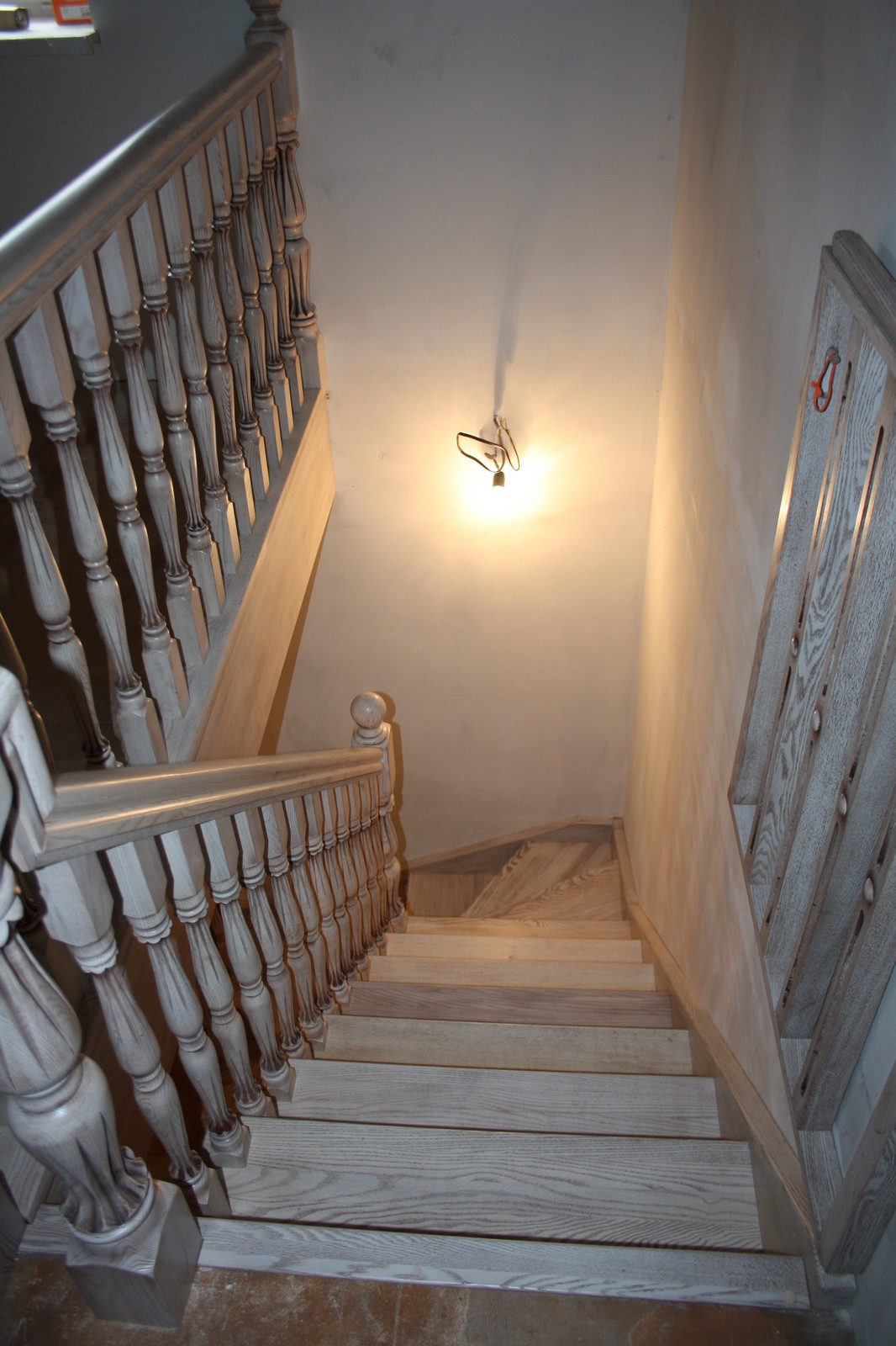 Ясеневая лестница с патинированием