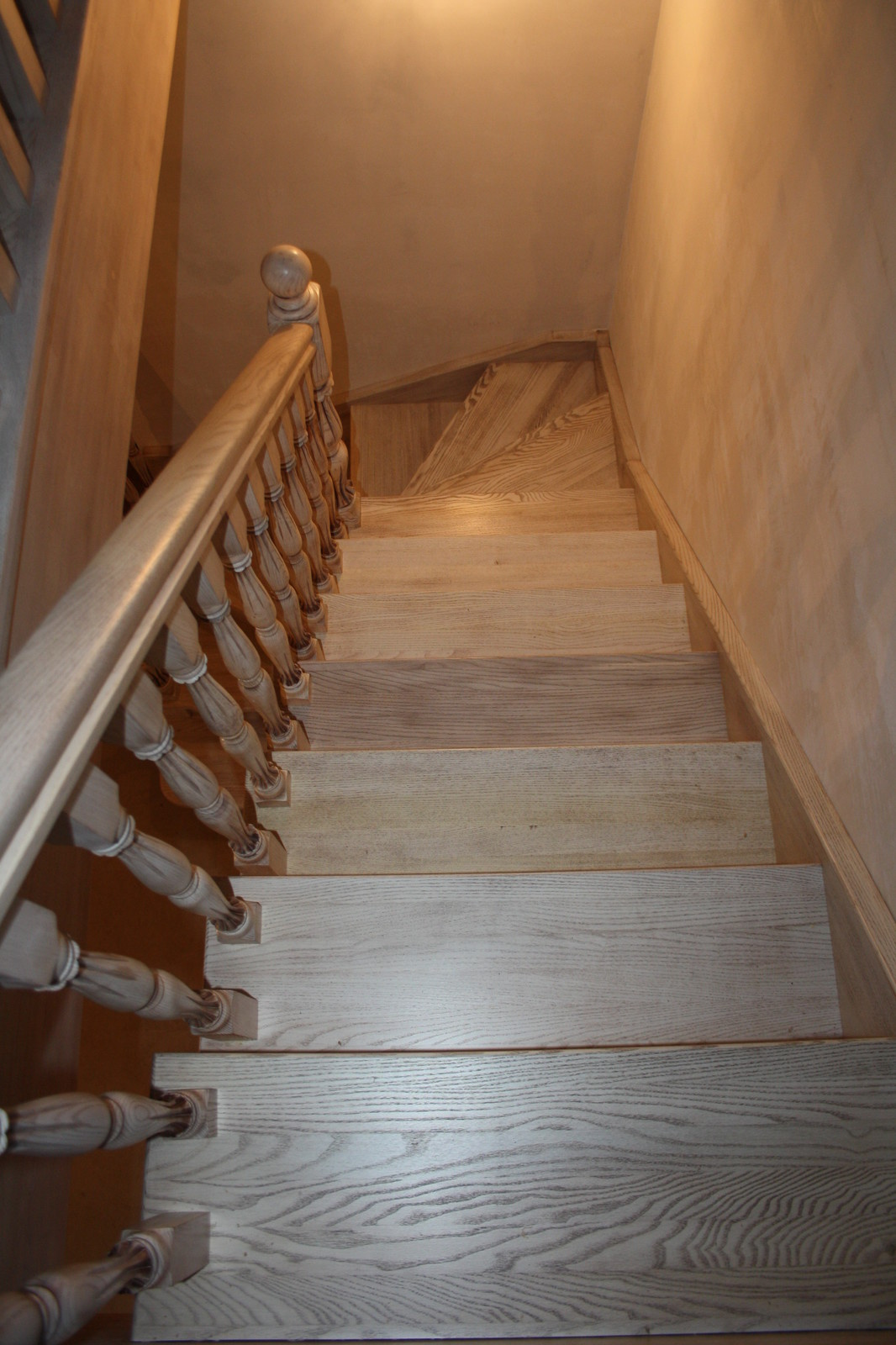 Ясеневая лестница с патинированием