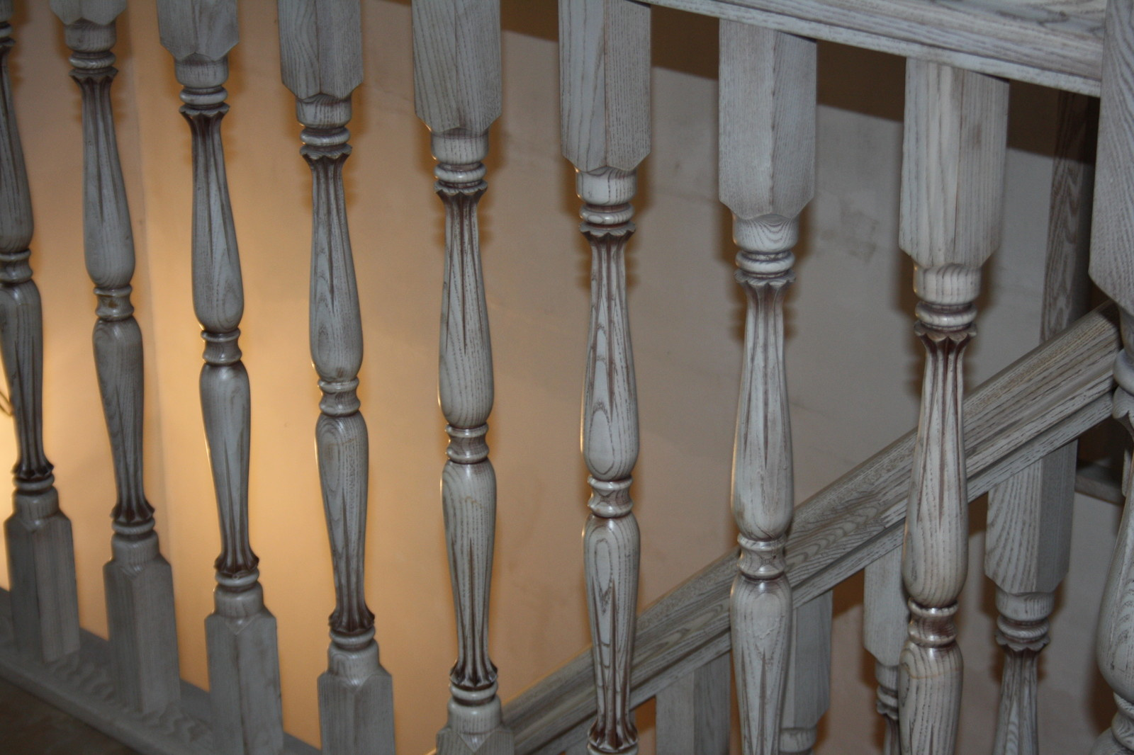 Ясеневая лестница с патинированием