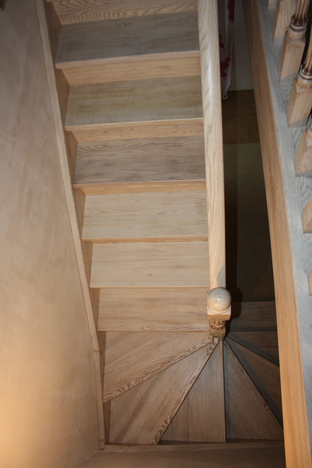 Ясеневая лестница с патинированием
