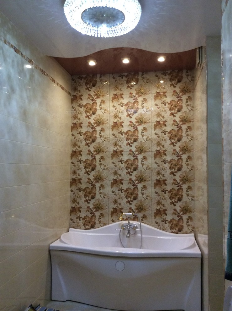 Ванная комната в классическом стиле в светлых тонах