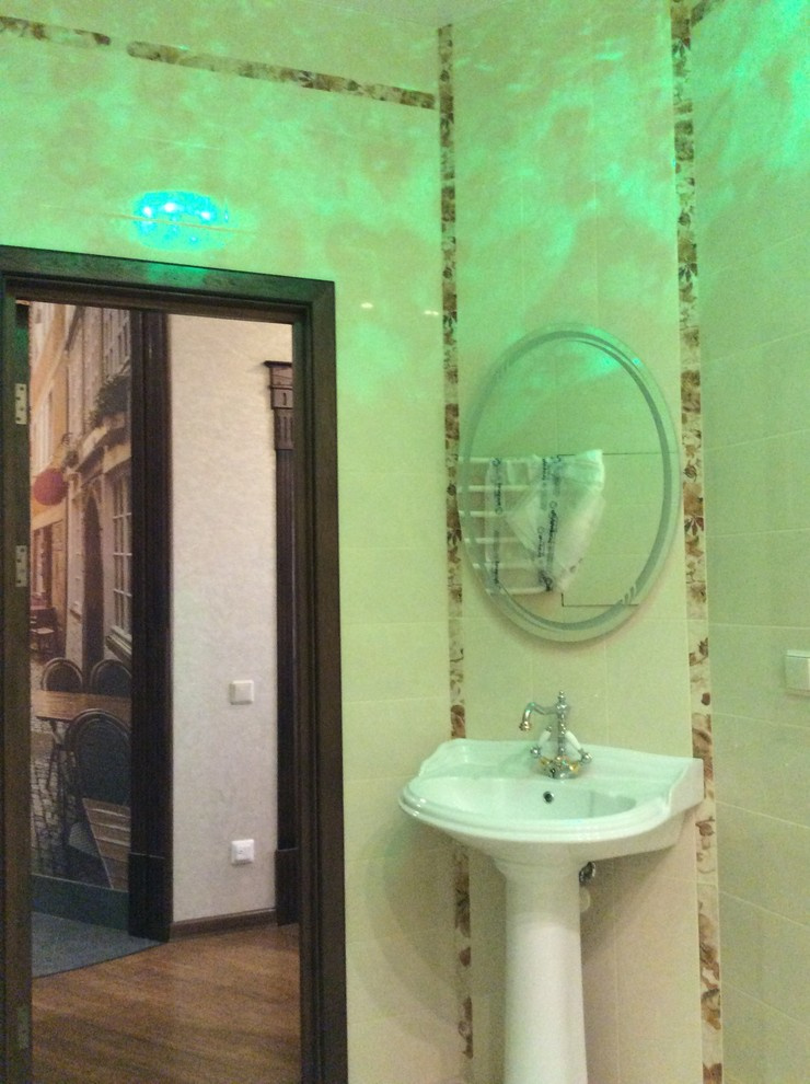 Ванная комната в классическом стиле в светлых тонах