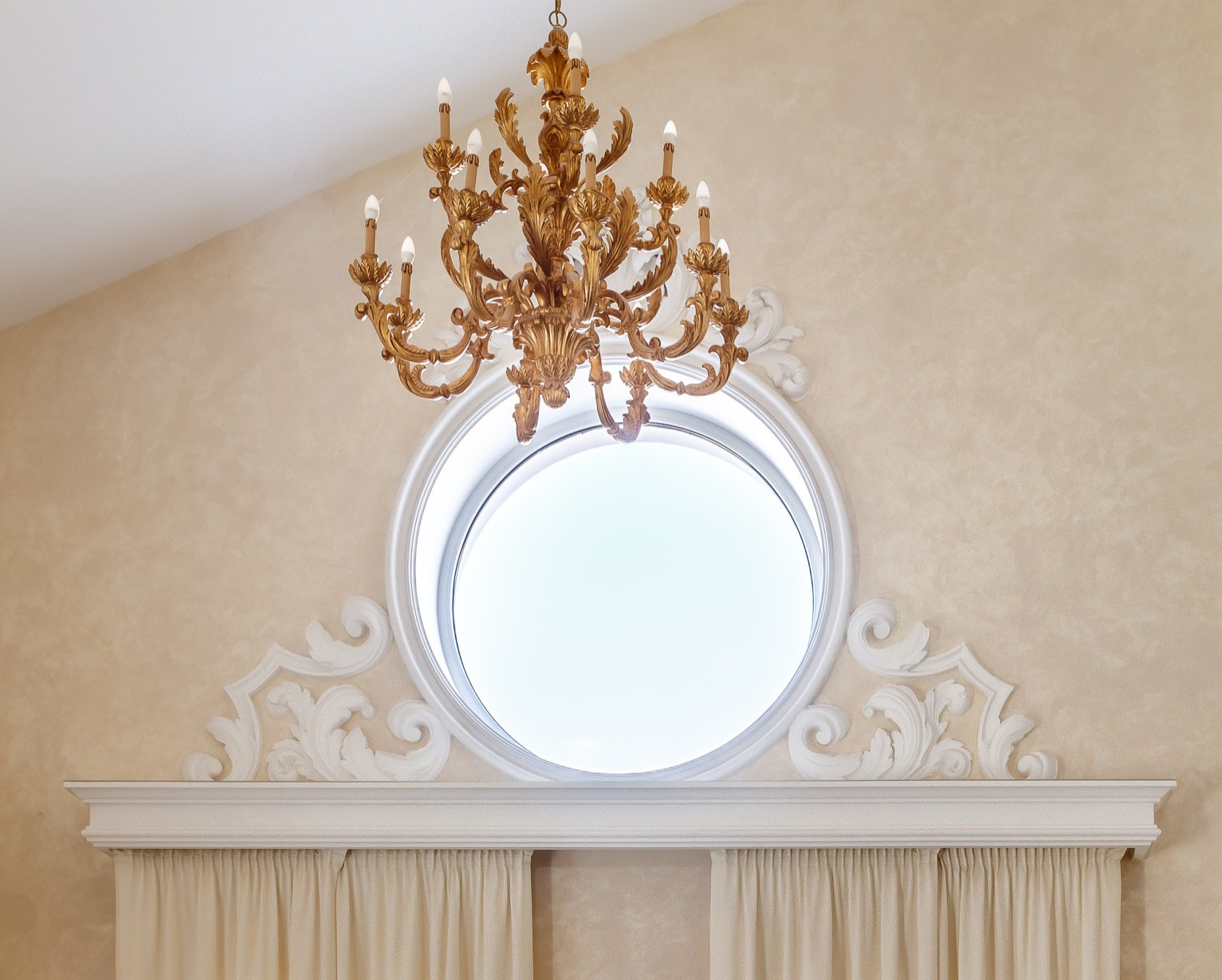 Дом с круглым окном