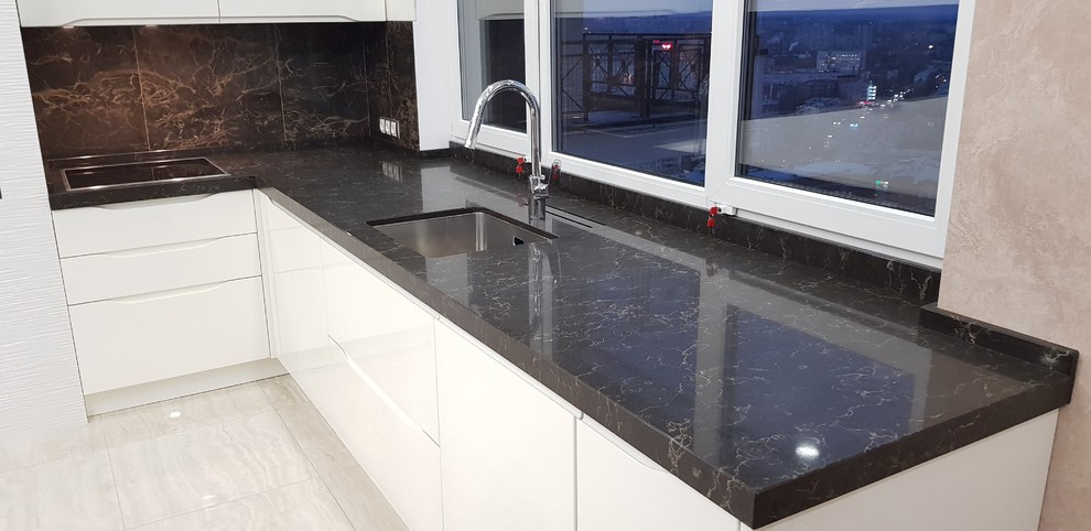 Кухонная столешница из кварцевого агломерата Caesarstone cо слитным подоконником