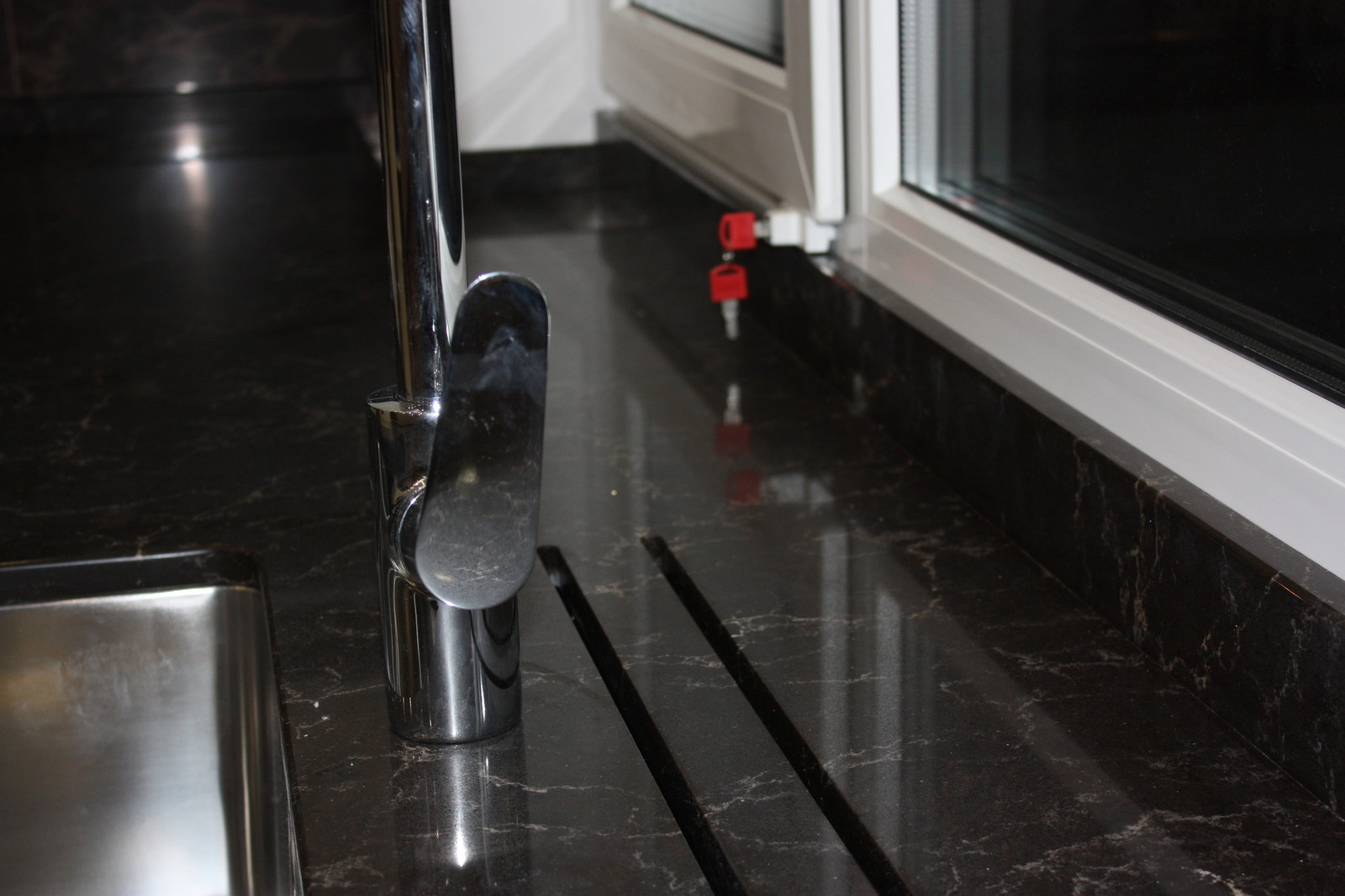 Кухонная столешница из кварцевого агломерата Caesarstone cо слитным подоконником