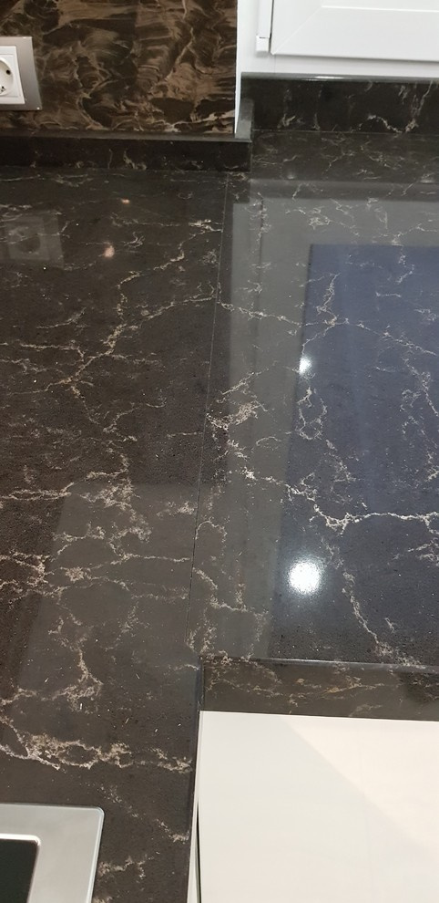 Кухонная столешница из кварцевого агломерата Caesarstone cо слитным подоконником