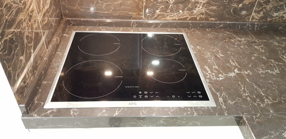 Кухонная столешница из кварцевого агломерата Caesarstone cо слитным подоконником