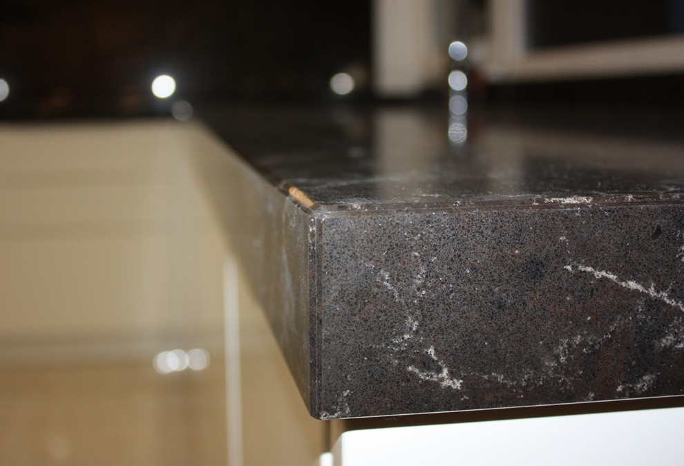 Кухонная столешница из кварцевого агломерата Caesarstone cо слитным подоконником