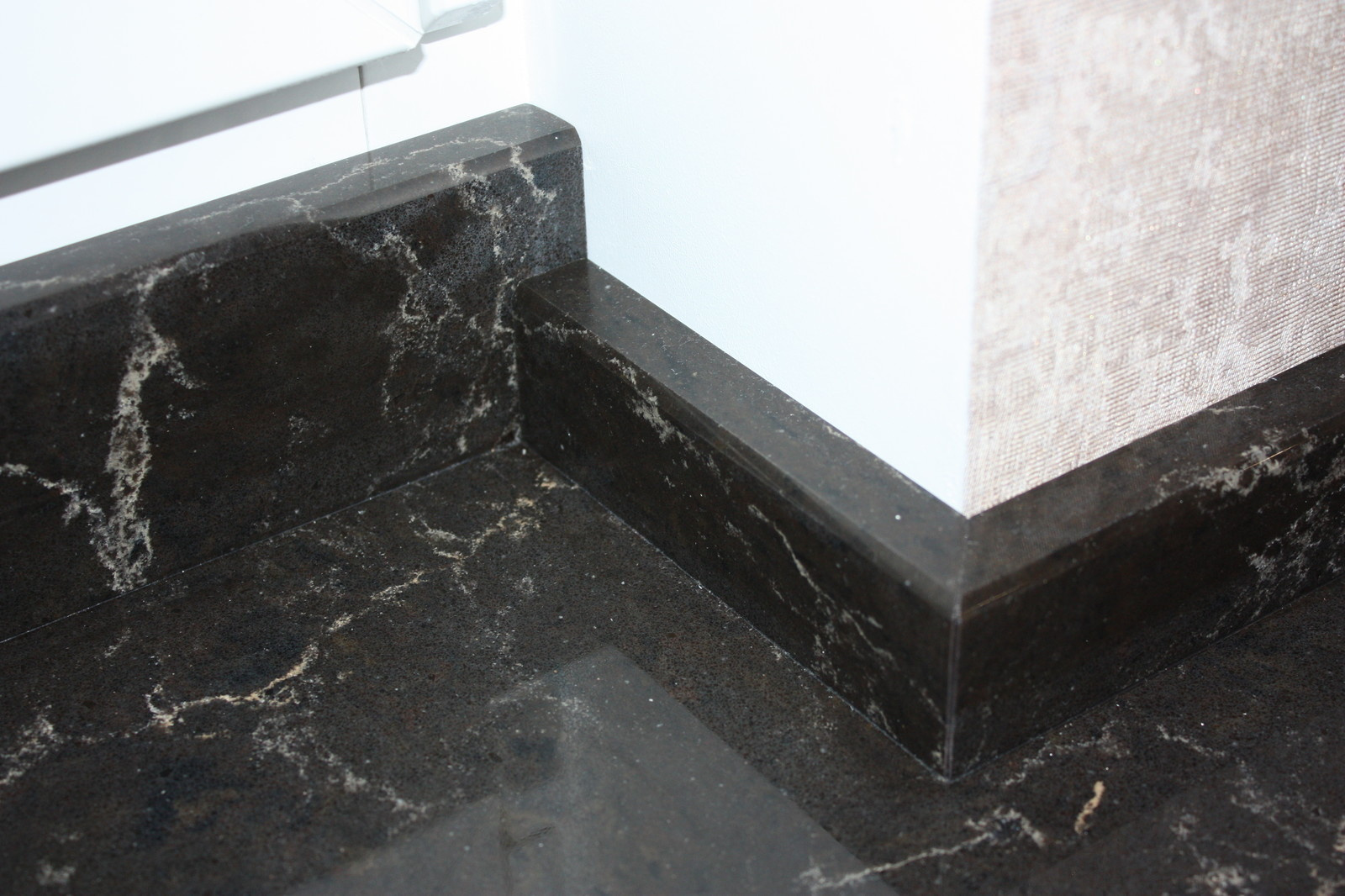 Кухонная столешница из кварцевого агломерата Caesarstone cо слитным подоконником