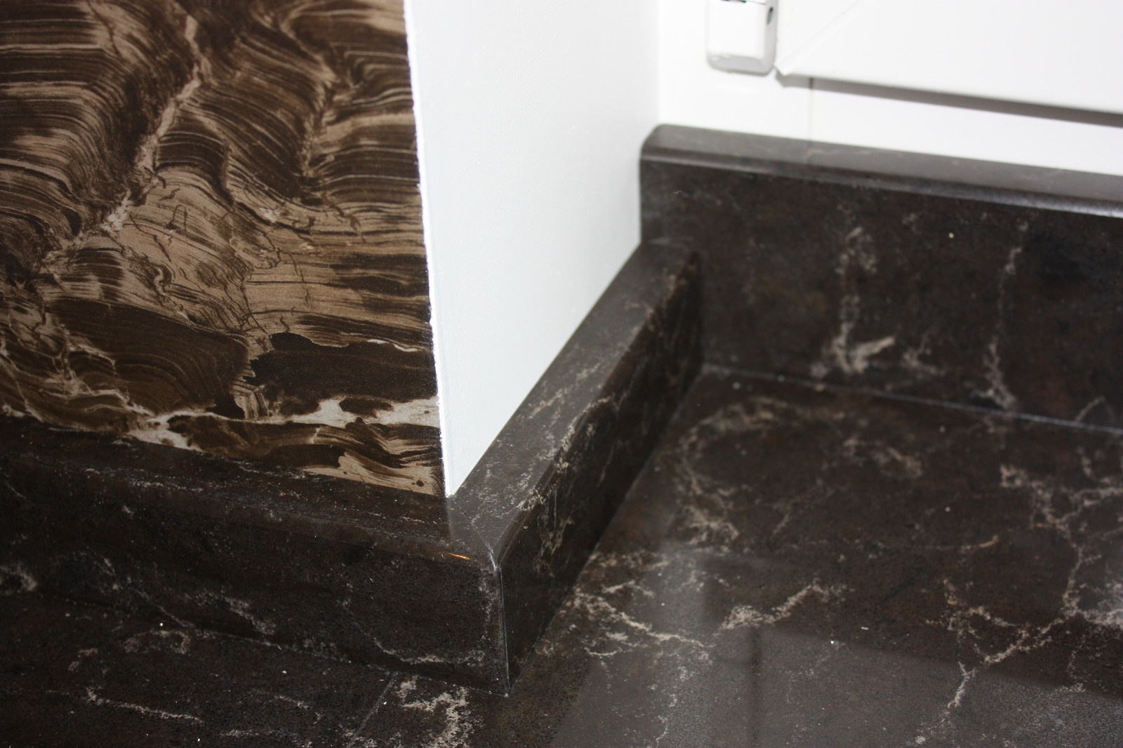 Кухонная столешница из кварцевого агломерата Caesarstone cо слитным подоконником