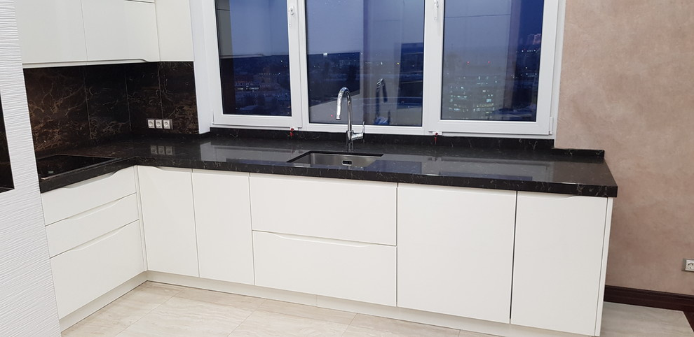 Кухонная столешница из кварцевого агломерата Caesarstone cо слитным подоконником