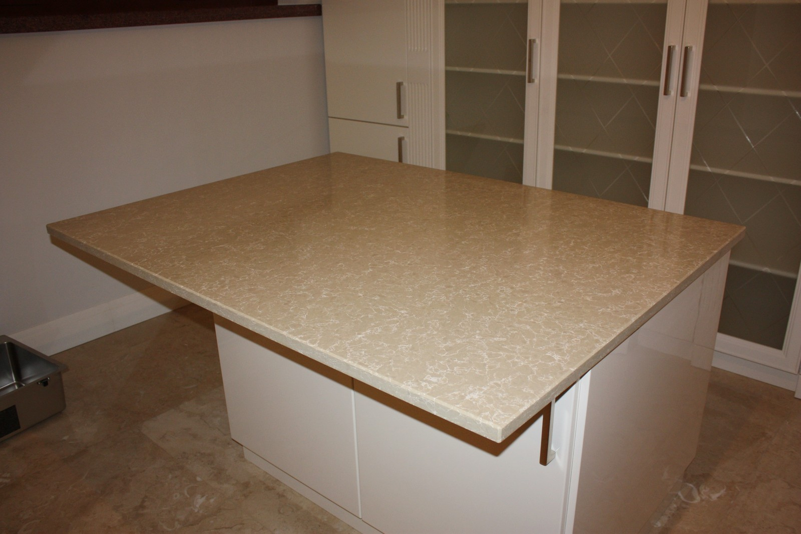 Кухонная столешница для персонала из кварца Techistone (Чехия)