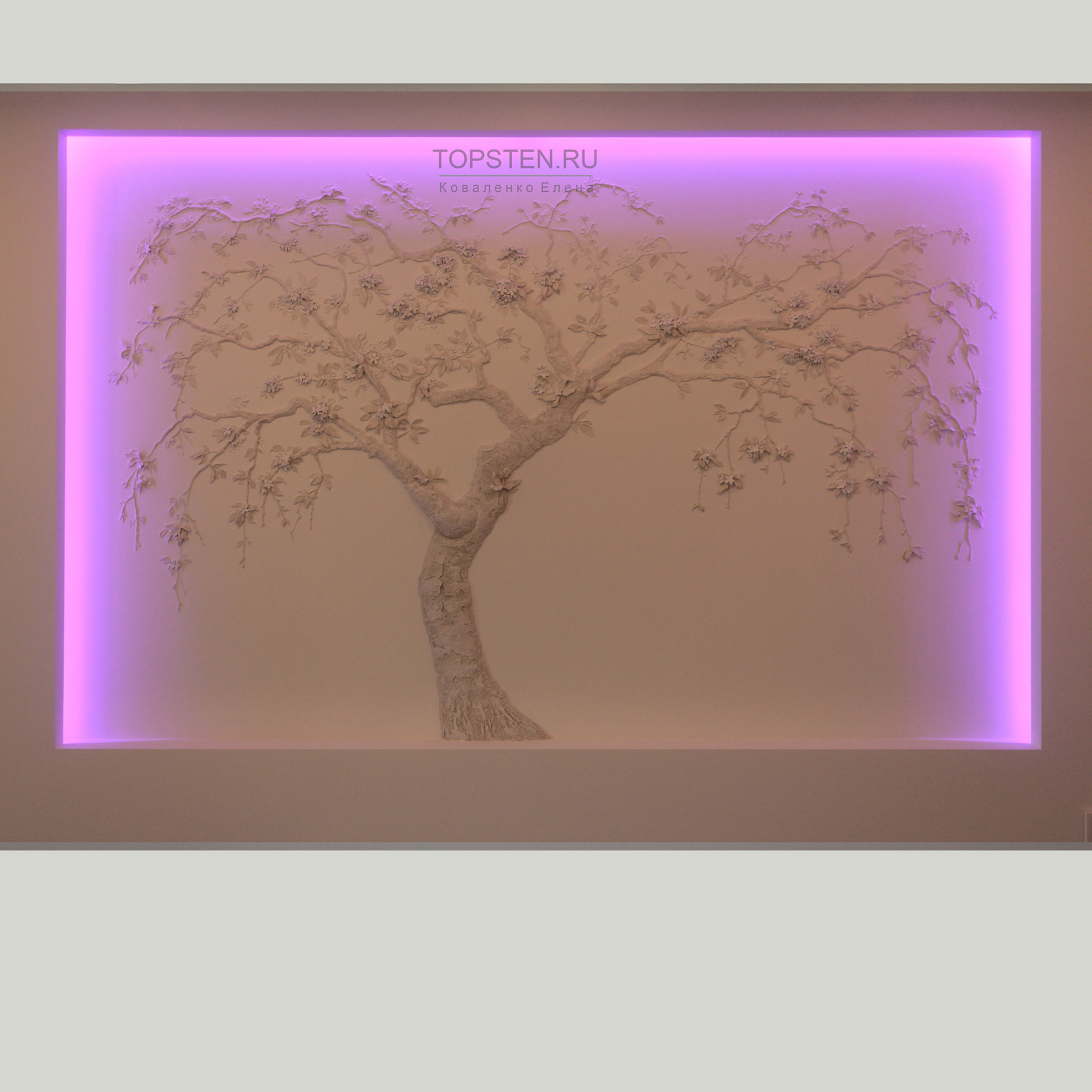 Обложка проекта: Барельеф Сакура в нише над диваном