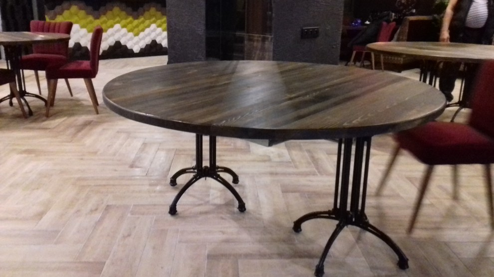 Мебель из массива дерева для ресторана.