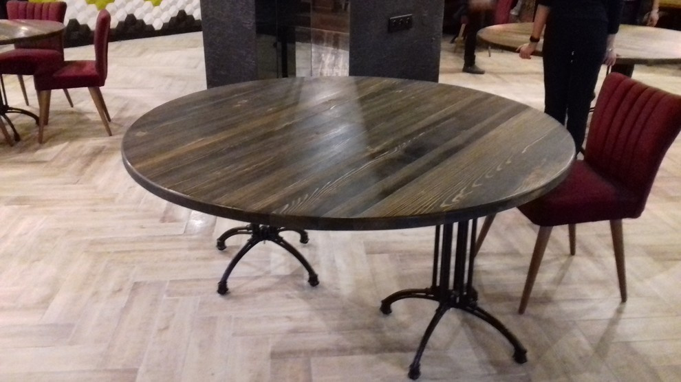 Мебель из массива дерева для ресторана.