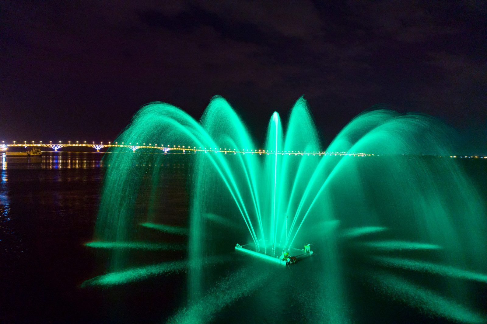 Плавающий фонтан Саратов / Floating fountain