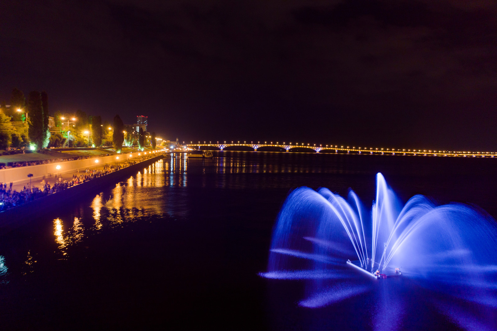 Плавающий фонтан Саратов / Floating fountain