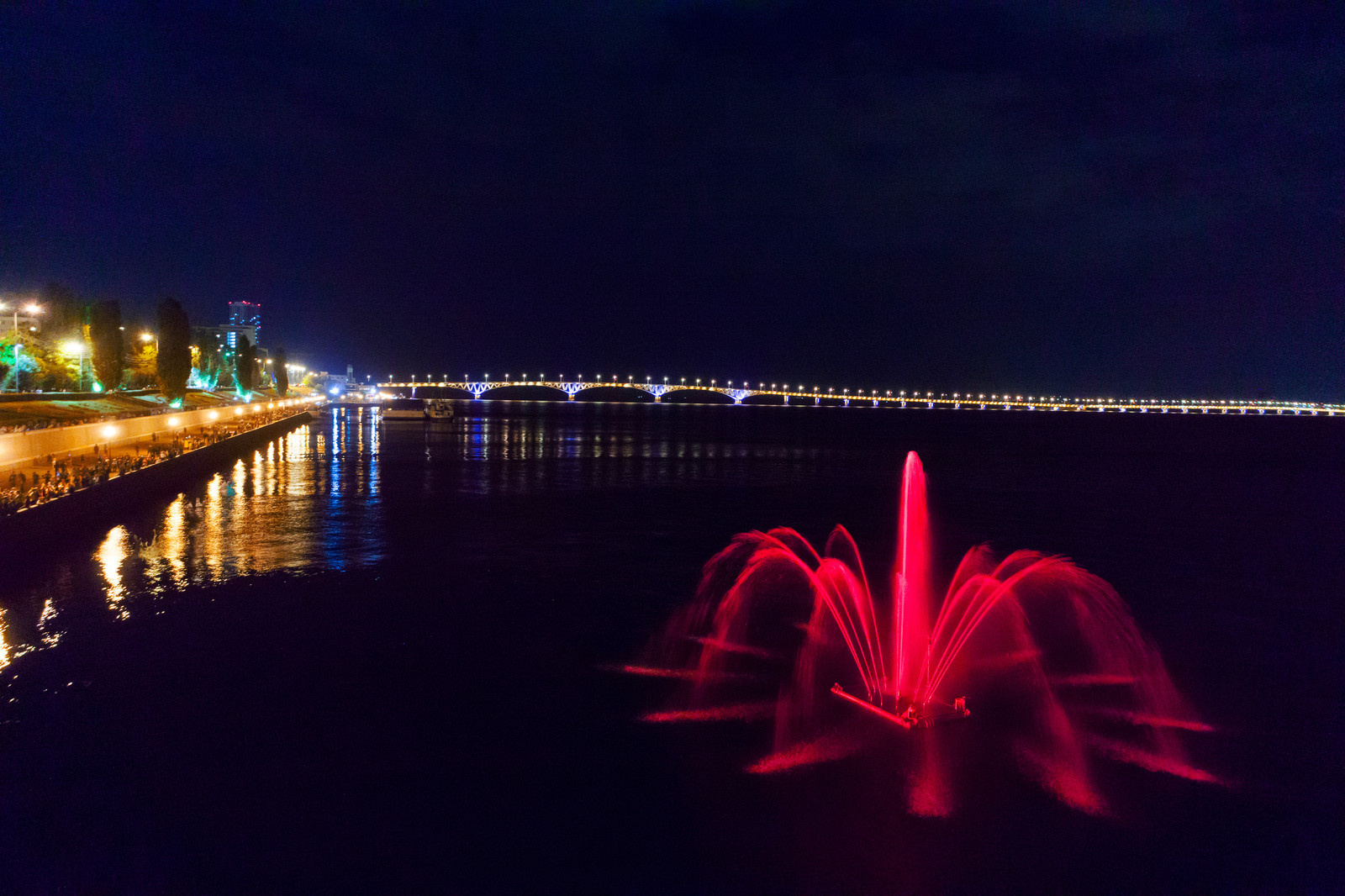 Плавающий фонтан Саратов / Floating fountain