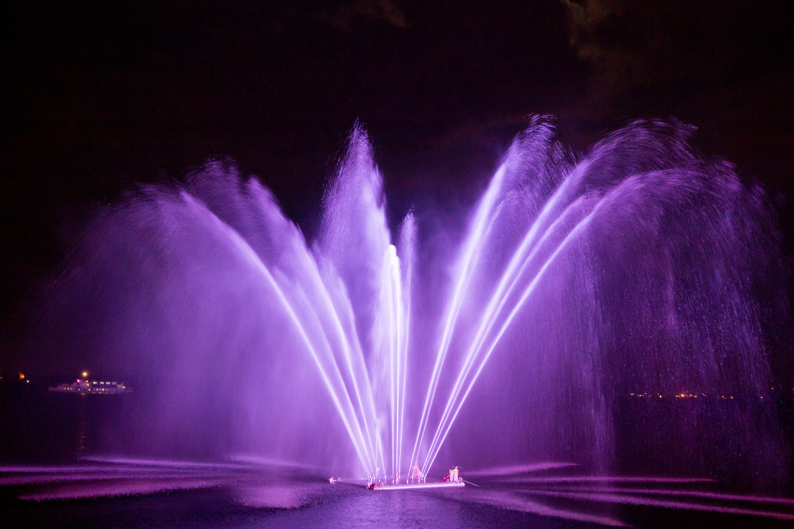 Плавающий фонтан Саратов / Floating fountain