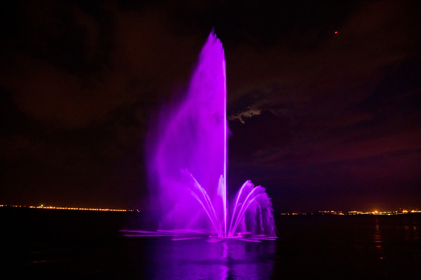 Плавающий фонтан Саратов / Floating fountain