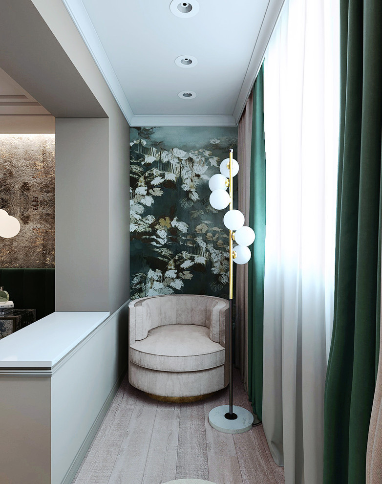 Глубокая зелень и жухлые розы