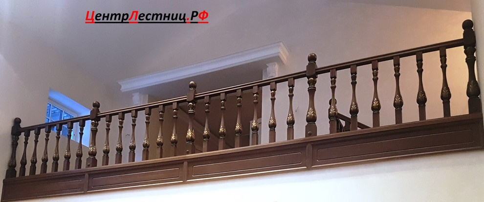 Роскошная лестница из массива дуба с   резными столбами и  балясинами