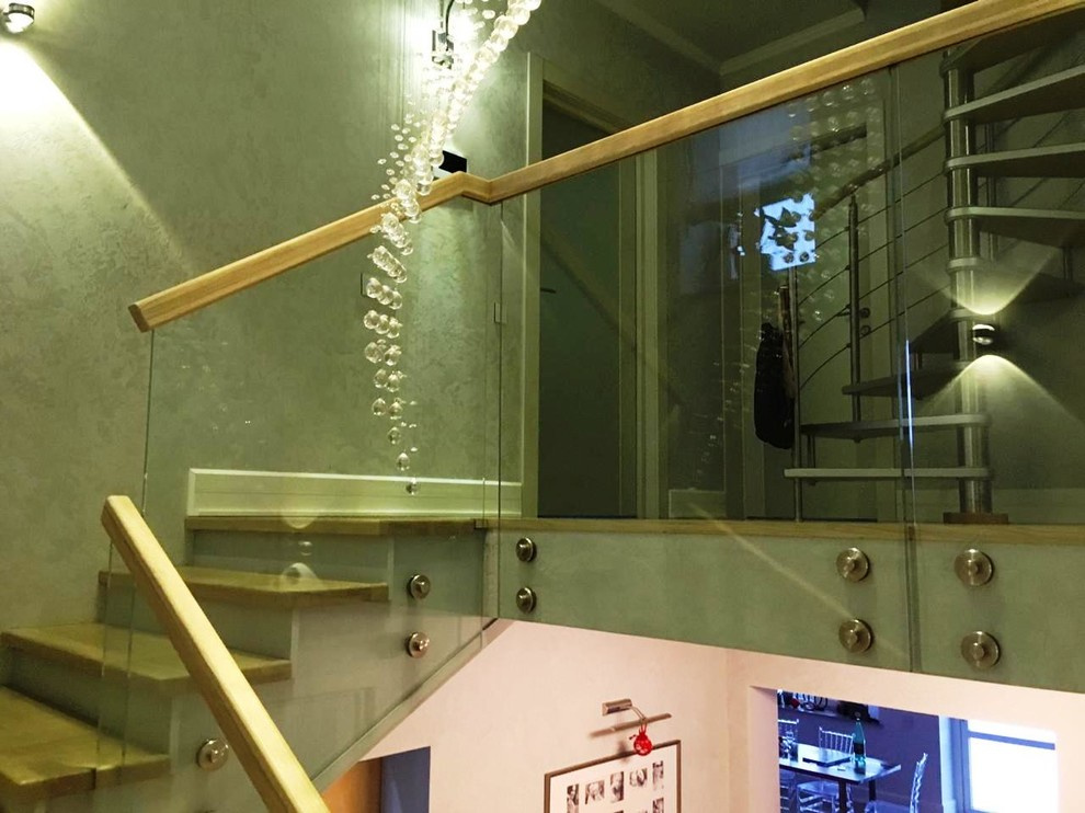 Облицовка бетонного марша,  ограждение из стекла