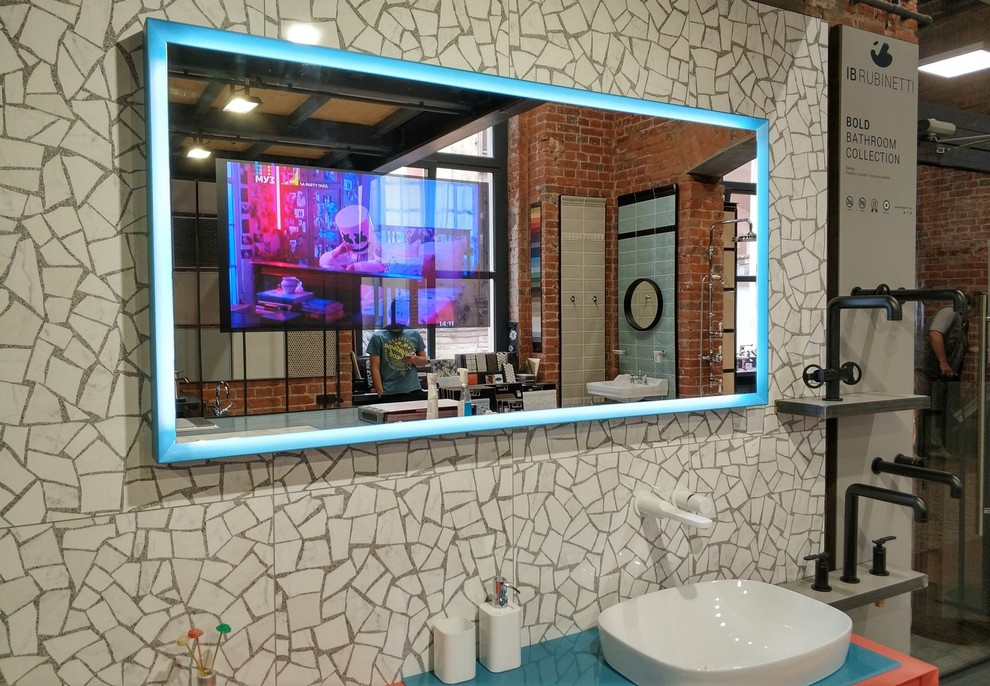 Зеркальный телевизор в шоу-руме